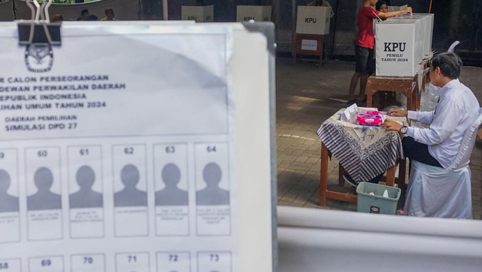 Warga memasukkan surat suara Pemilu 2024 ke dalam kotak suara saat simulasi pemungutan dan penghitungan suara di Tempat Pemungutan Suara (TPS), SDN Buaran, Kota Pekalongan, Jawa Tengah, Selasa (26/12/2023). KPU Kota Pekalongan menggelar simulasi tersebut menggunakan lima jenis surat suara yang digunakan pemilih sehingga dapat memberikan gambaran persiapan pelaksanaan pemilu pada 14 Februari 2024. ANTARA FOTO/Harviyan Perdana Putra/Spt.