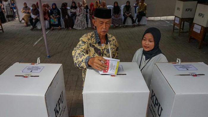 Warga memasukkan surat suara Pemilu 2024 ke dalam kotak suara saat simulasi pemungutan dan penghitungan suara di Tempat Pemungutan Suara (TPS), SDN Buaran, Kota Pekalongan, Jawa Tengah, Selasa (26/12/2023). KPU Kota Pekalongan menggelar simulasi tersebut menggunakan lima jenis surat suara yang digunakan pemilih sehingga dapat memberikan gambaran persiapan pelaksanaan pemilu pada 14 Februari 2024. ANTARA FOTO/Harviyan Perdana Putra/Spt.