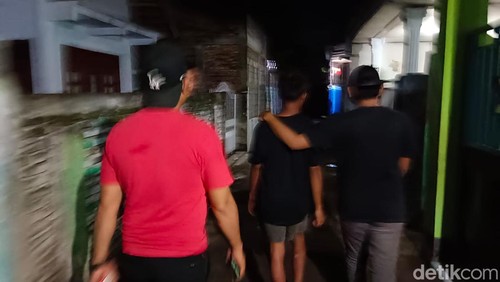 Siswa SMP di Dompu ditangkap karena mencuri HP di kos.