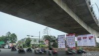 KPU Provinsi Jawa Barat memasang baliho sosialisasi terkait Pemilu 2024, tiga baliho besar mejeng di pinggir jalan lho.