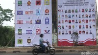 Baliho tersebut berisikan logo-logo partai politik yang mengikuti kontestasi Pemilu tahun 2024.