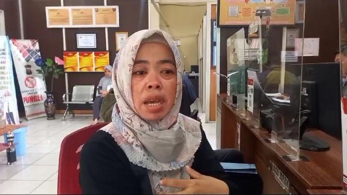 Sri Hartati saat melapor aksi penipuan yang di alaminya ke Polrestabes Palembang.
