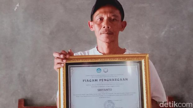 Sriyanto warga Klaten menunjukkan piagam penghargaan dari BPK wilayah X, Selasa (26/12/2023).