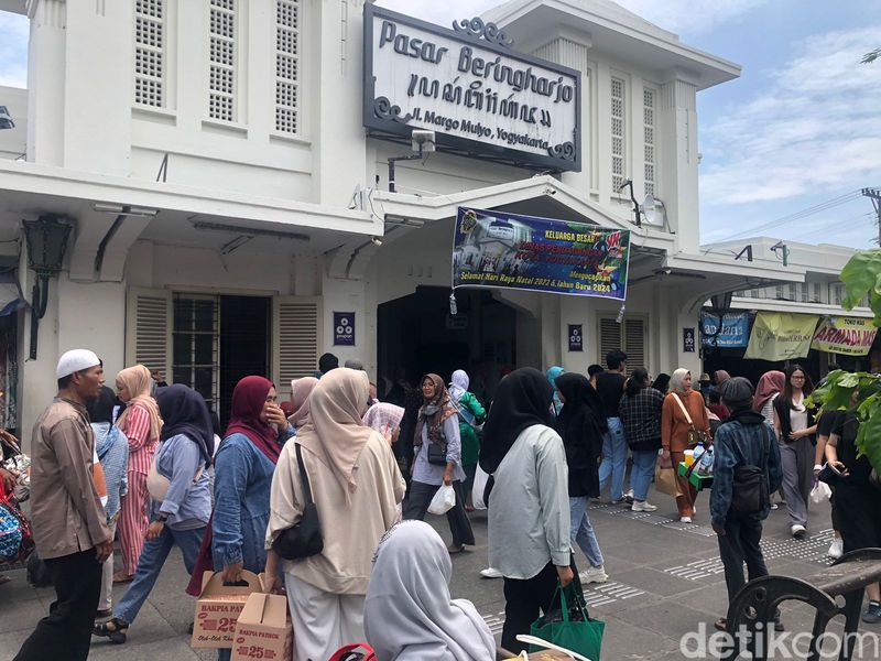 Suasana di Pasar Beringharjo, Jogja, Selasa (26/12/2023).