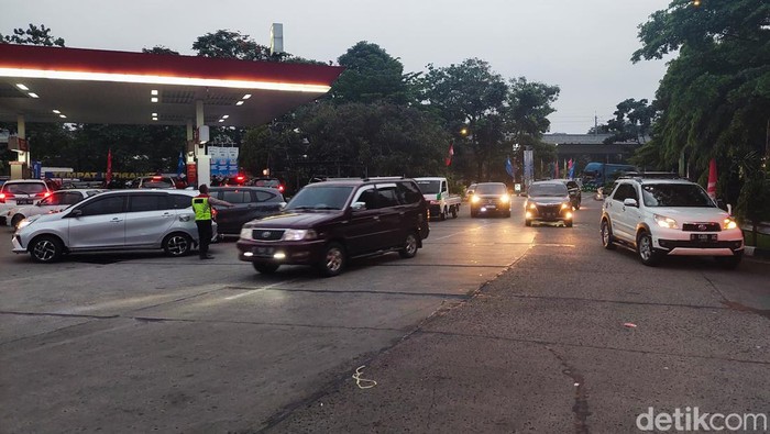Suasana di Rest Area Tol Cipularang KM 125