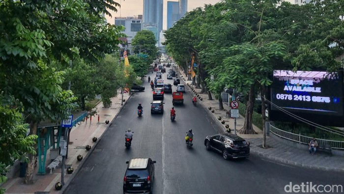 Suasana jalan protokol di Surabaya lengang saat libur Nataru