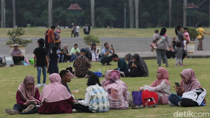 Suasana Libur Natal di Monas yang Kian Ramai Suasana Libur Natal di Monas yang Kian Ramai