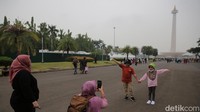 Pantauan detikcom, terlihat para pengunjung sudah mulai memadati kawasan Monas sejak pagi. Pengunjung datang membawa anak hingga keluarganya.
