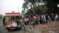 Fasilitas berupa shuttle bus juga menjadi incaran warga.