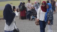 Beberapa warga sibuk mengabadikan momen.
