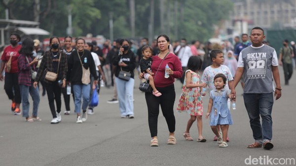 Suasana Libur Natal di Monas yang Kian Ramai