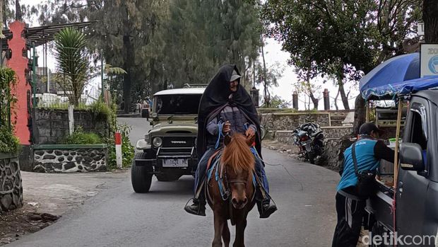 Sejumlah aktivits pengunjung wisata saat liburan Nataru di Gunung Bromo, Selasa (26/12/2023).