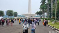 Momen Libur Natal, Warga Ramai-ramai Kunjungi Kawasan Monas