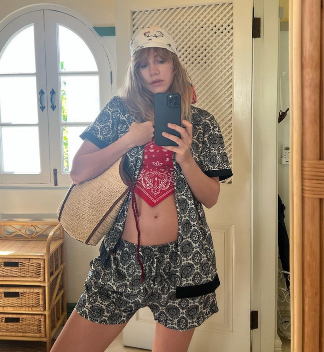 Setelah mengumumkan kehamilannya ‘secara tak langsung’ saat tampil di sebuah festival musik beberapa waktu lalu, wanita 31 tahun ini kerap memamerkan perutnya yang makin membesar di media sosial. Foto: Instagram/@sukiwaterhouse