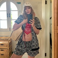 Setelah mengumumkan kehamilannya ‘secara tak langsung’ saat tampil di sebuah festival musik beberapa waktu lalu, wanita 31 tahun ini kerap memamerkan perutnya yang makin membesar di media sosial. Foto: Instagram/@sukiwaterhouse