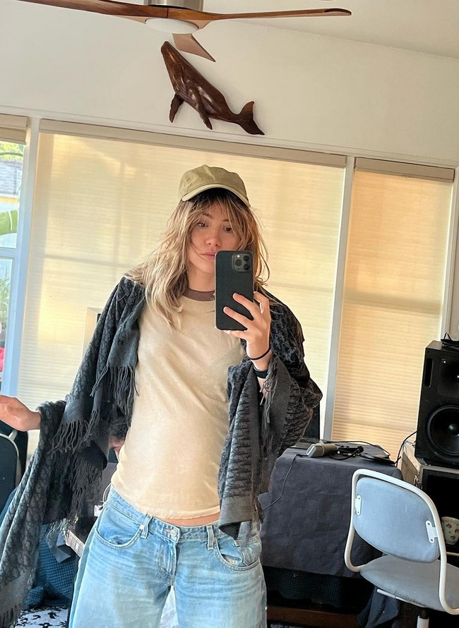 Suki tak segan mengenakan busana yang mengekspos perut. Mulai dari pakaian casual hingga gaun malam. Foto: Instagram/@sukiwaterhouse