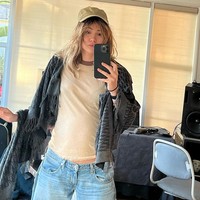 Suki tak segan mengenakan busana yang mengekspos perut. Mulai dari pakaian casual hingga gaun malam. Foto: Instagram/@sukiwaterhouse