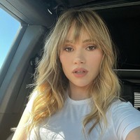 Model dan penyanyi Suki Waterhouse hamil anak dari aktor Robert Pattinson setelah lima tahun menjalin asmara. Pasangan ini kabarnya juga telah bertunangan. Foto: Instagram/@sukiwaterhouse