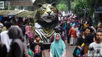 Padatnya pengunjung terlihat dari dekat pintu masuk.