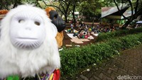 Di area Ragunan, pengunjung membawa tikar dan bekal. Pengunjung didominasi rombongan keluarga yang membawa anak-anak.