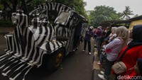 Warga juga ramai-ramai berkeliling Ragunan naik kereta wisata.