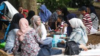 Staf Kehumasan TM Ragunan Wahyudi Bambang mengatakan 21 ribu orang memadati TM Ragunan selama periode libur Natal.