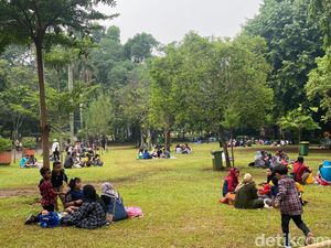 Libur Akhir Tahun, Ramai-ramai Warga Kunjungi TM Ragunan
