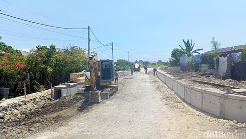 Tembusan jalan simpang Canggu-Tibubeneng di depan SMP Pancasila, Canggu, Badung, Bali, Senin (26/12/2023). (Foto: Agus Eka/detikBali)