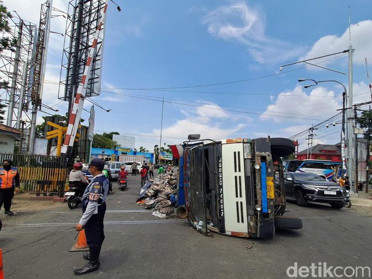Truk Bermuatan Batu Bara di Jombang  Terguling