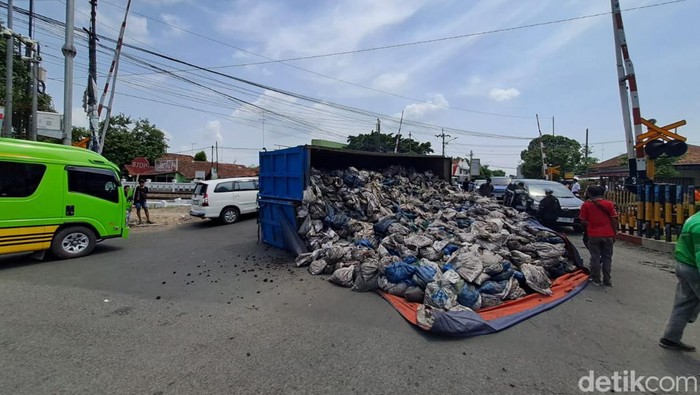 Truk batubara terguling dekat pelintasan KA di Jombang, lalu lintas macet.