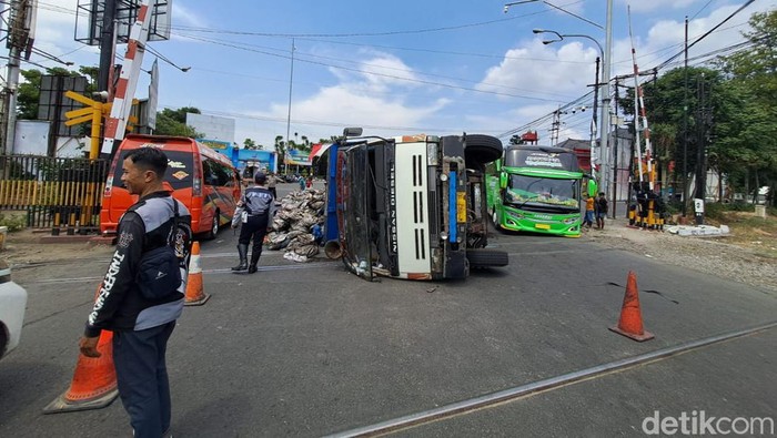 Truk batubara terguling dekat pelintasan KA di Jombang, lalu lintas macet. Truk batubara terguling dekat pelintasan KA di Jombang, lalu lintas macet.