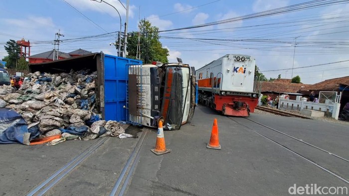 Truk batubara terguling dekat pelintasan KA di Jombang, lalu lintas macet.