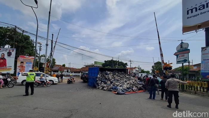 Truk batubara terguling dekat pelintasan KA di Jombang, lalu lintas macet.