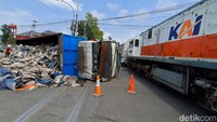 Beruntung perjalanan KA tidak sampai terganggu. Hanya saja palang pintu perlintasan tidak bisa ditutup karena terhalang bangkai truk. Sehingga polisi dan Polsuska harus menjaga perlintasan.Tidak hanya itu, muatan batubara tumpah dari truk ke tengah jalan. 