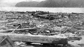 Tsunami Sanriku terjadi pada tanggal 15 Juni 1896 di Jepang dan disebabkan oleh gempa berkekuatan 8,5 skala Richter. Tsunami menyebabkan kerusakan luas di pesisir Sanriku, menewaskan lebih dari 22.000 orang dan menghancurkan hampir 9.000 rumah. Ini adalah salah satu tsunami paling mematikan dalam sejarah dan mendorong berkembangnya sistem peringatan tsunami Jepang. Foto: Geologyscience