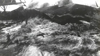 Tsunami Hilo, juga dikenal sebagai Tsunami Pasifik, terjadi pada tanggal 1 April 1946, menyusul gempa bumi berkekuatan 8,6 skala Richter di Kepulauan Aleutian di Alaska. Tsunami menyebabkan kerusakan besar dan korban jiwa di Hilo, Hawaii, serta wilayah lain di Pasifik, termasuk Alaska, Kalifornia, dan Jepang. Di Hilo, gelombang setinggi 35 kaki (11 meter) menghantam pantai, menghancurkan bangunan dan rumah, serta menewaskan 159 orang. Peristiwa ini berujung pada pendirian Pusat Peringatan Tsunami Pasifik di Hawaii, yang kini berfungsi sebagai sistem peringatan untuk seluruh Samudera Pasifik. Foto: Geologyscience