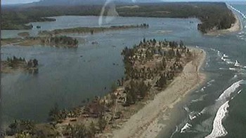 Tsunami Papua Nugini, juga dikenal sebagai Tsunami Aitape, terjadi pada tanggal 17 Juli 1998, ketika gempa berkekuatan 7,0 melanda dekat kota Aitape, yang terletak di pantai utara Papua Nugini. Gempa tersebut memicu tsunami besar, dengan ketinggian gelombang mencapai 15 meter (50 kaki) di beberapa daerah. Tsunami menyebabkan kerusakan dan kehancuran yang luas, dengan lebih dari 2.200 orang tewas dan ribuan lainnya terluka atau mengungsi. Seluruh desa tersapu, dan banyak wilayah pesisir yang hancur. Bencana ini menyoroti perlunya sistem peringatan dini dan langkah-langkah kesiapsiagaan bencana yang lebih baik di wilayah tersebut. Foto: Geologyscience