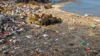 Tsunami Tohoku, juga dikenal sebagai Gempa Besar Jepang Timur, terjadi pada 11 Maret 2011 dengan kekuatan 9,0 skala Richter. Gempa bumi tersebut merupakan gempa paling dahsyat yang melanda Jepang dan gempa bumi terkuat keempat yang tercatat di seluruh dunia sejak pencatatan modern dimulai pada tahun 1900. Tsunami, yang dipicu oleh gempa bumi tersebut, menyebabkan kerusakan luas di sepanjang pantai timur laut Jepang, menewaskan lebih dari 18.000 orang dan menyebabkan kerusakan signifikan pada infrastruktur, termasuk pembangkit listrik tenaga nuklir Fukushima Daiichi.Foto: Geologyscience
