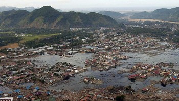 Tsunami Samudera Hindia tahun 2004 merupakan peristiwa dahsyat yang melanda beberapa negara yang berbatasan dengan Samudera Hindia. Pada tanggal 26 Desember 2004, gempa bawah laut berkekuatan 9,1-9,3 terjadi di lepas pantai Sumatera, Indonesia. Gempa bumi tersebut menimbulkan serangkaian gelombang dahsyat yang merambat ke luar, menyebabkan kerusakan di wilayah pesisir negara-negara seperti Indonesia, Sri Lanka, India, Thailand, dan Somalia. Tsunami menewaskan lebih dari 230.000 orang dan menyebabkan kerusakan parah pada infrastruktur, perumahan, dan mata pencaharian. Bencana ini merupakan salah satu bencana alam paling mematikan dalam sejarah modern dan menyoroti perlunya sistem peringatan dini dan langkah-langkah kesiapsiagaan bencana yang lebih baik. Foto: Geologyscience