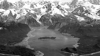 Tsunami Teluk Lituya terjadi pada tanggal 9 Juli 1958 di Teluk Lituya, Alaska, Amerika Serikat. Gempa bumi dahsyat berkekuatan 7,8 SR memicu longsor batu di sisi teluk sehingga menimbulkan gelombang besar yang mencapai ketinggian mencengangkan yakni 1.720 kaki (524 meter). Gelombang tersebut menyapu kawasan hutan di sekitar teluk, menyebabkan kerusakan luas. Meskipun gelombangnya sangat besar, hanya dua orang yang tewas karena teluk itu sangat terpencil dan jarang penduduknya. Namun, peristiwa ini penting karena menunjukkan kekuatan tsunami dan potensi gelombang besar yang ditimbulkan oleh tanah longsor . Foto: Geologyscience