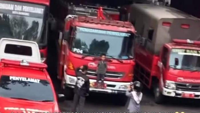 Unggahan video viral bocah berfoto di mobil damkar