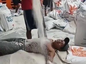 Pekerja Gudang Bulog Dipecat Imbas Video Viral Mandi Beras