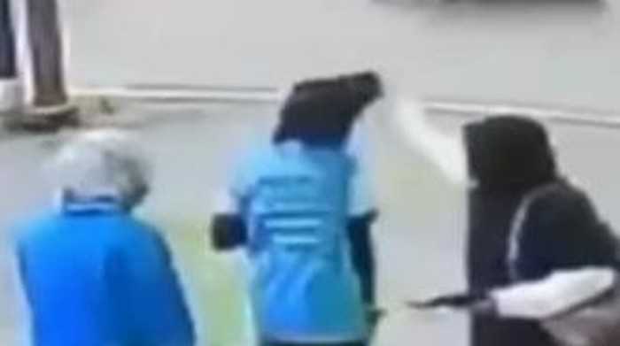 Viral wanita tarik jilbab seorang wanita yang melintas di Jalan Pontianak, Kalbar.