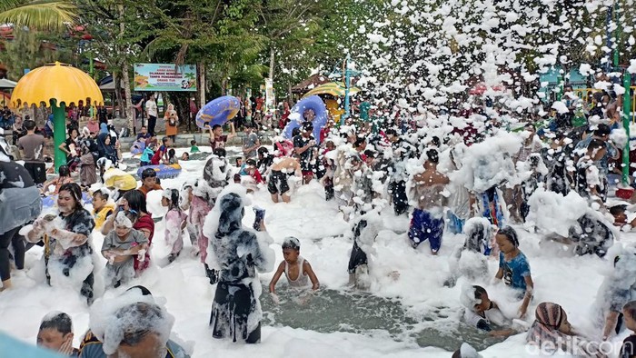 Wahana air OPI Waterfun di Palembang ramai pengunjung saat libur Nataru.