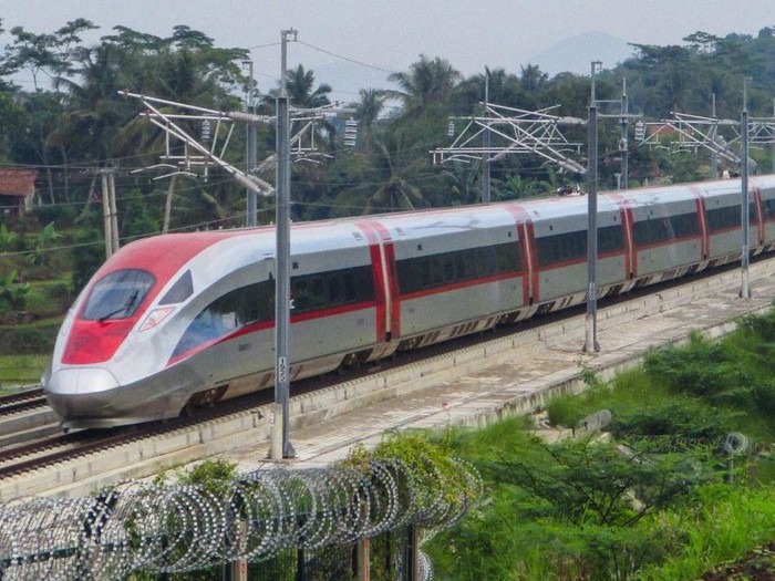 Wow! Kereta Cepat Pertama di Asia Tenggara Tembus 1 Juta Penumpang