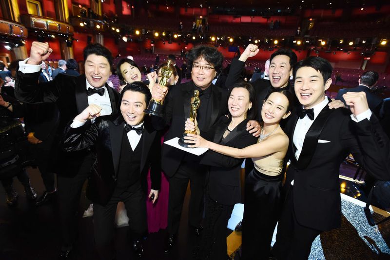 Lee Sun Kyun (paling atas kanan) bersama sutradara dan pemain film Parasite, setelah Parasite diumumkan menang piala Oscar di tahun 2020.