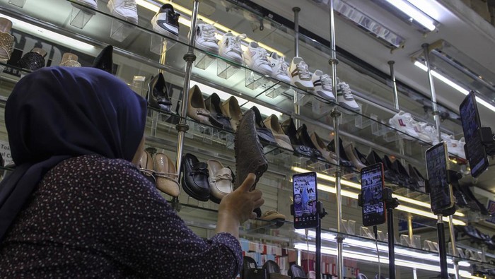 TikTok Shop sempat ramai diperbincangkan di penghujung tahun 2023. Yuk lihat perjalanan TikTok Shop dari diprotes, tutup hinggah hijrah ke Tokopedia.