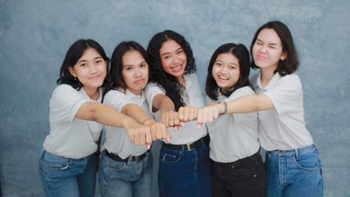 Kiri ke kanan: Tarisya Devina-Yosefina Sekar-Hanum Dyah-Natalia Nadila-Indira Putiasari