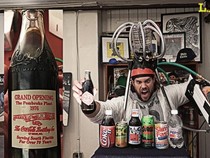 Aksi Makan Ekstrem Demi Tarik Penonton, Makan Sampah hingga Botol