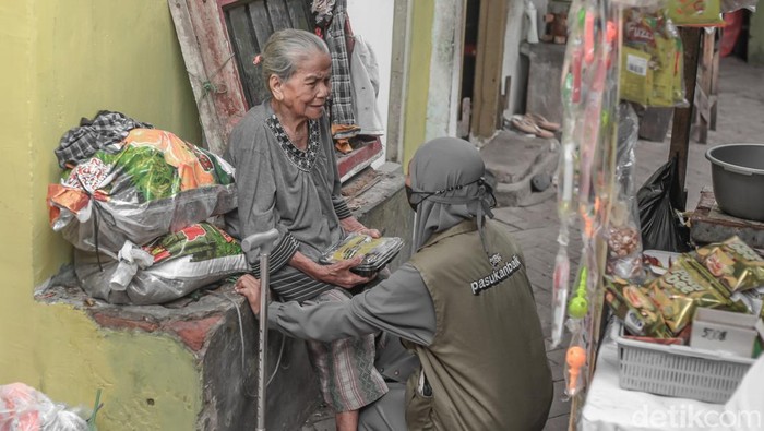 Aktivitas Komunitas Better Youth dari bagi-bagi makan gratis, cek kesehatan, hapus tato, hingga belajar bersama anak-anak.